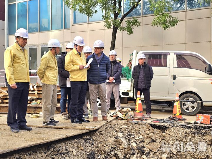 [안양=뉴시스] 사고 현장을 방문한 최대호 안양시장(사진 왼쪽 세번째)이 빠른 복구와 재발방지를 촉구하고 있다. (사진=안양시 제공).