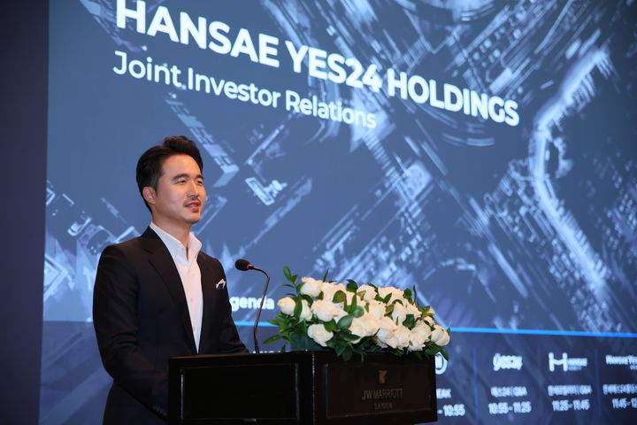 [호찌민=뉴시스] 김익환 한세실업 부회장이 2025 글로벌 기업설명회에서 발표하고 있다.(사진=한세예스24홀딩스 제공) *재판매 및 DB 금지