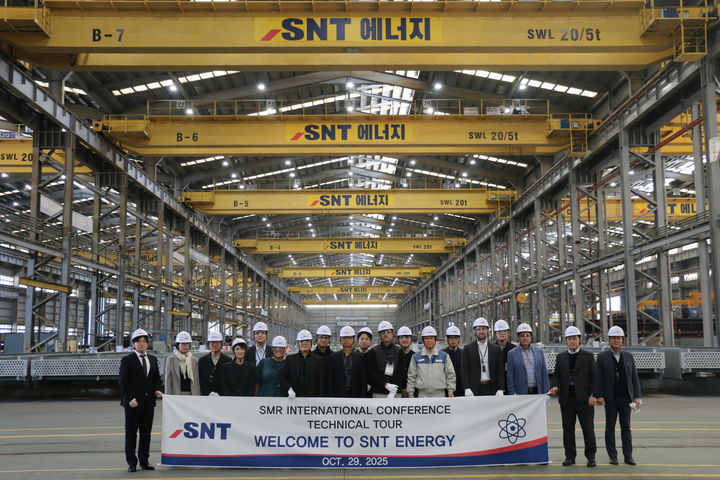[창원=뉴시스] 강경국 기자 = 미국 유타주 에너지개발국장, 메릴랜드주 주지사실, 토르콘, 테라파워, 나노뉴클리어, 솔트포스 등 글로벌 원자력 기업 관계자들이 29일 SNT에너지 창원 본사를 방문하고 있다. (사진=SNT에너지 제공). 2025.10.29. photo@newsis.com *재판매 및 DB 금지