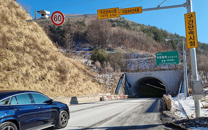 정선군 고한읍 싸리재터널 입구에 설치된 구간단속 카메라. 이 구간단속은 태백시 추전역 입구교차로까지 6.1km가 이어지고 있다.(사진=뉴시스) *재판매 및 DB 금지