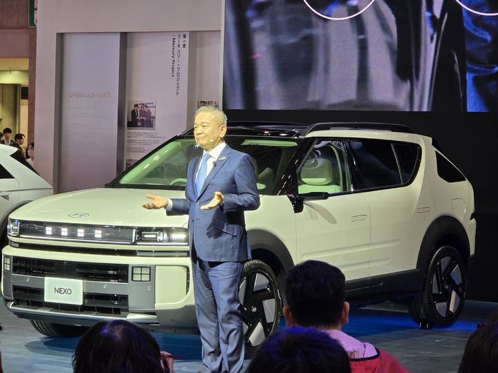 [도쿄=뉴시스] 박현준 기자 = 29일(현지시간) 일본 도쿄 빅 사이트에서 열린 '재팬 모빌리티쇼 2025'에서 현대차일본법인(HMJ) 시메기 토시유키 법인장이 디 올 뉴 넥쏘를 발표하고 있다. 2025.10.29 parkhj@newsis.com *재판매 및 DB 금지
