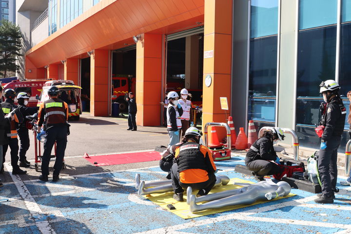 [화성=뉴시스] 경기 화성소방서 요원들이 28일 화성소방서 본서 앞에서 다수 사상자 발생대비 구급 대응 훈련을 하고 있다. (사진=화성소방서 제공) 2025.10.29. photo@newsis.com *재판매 및 DB 금지