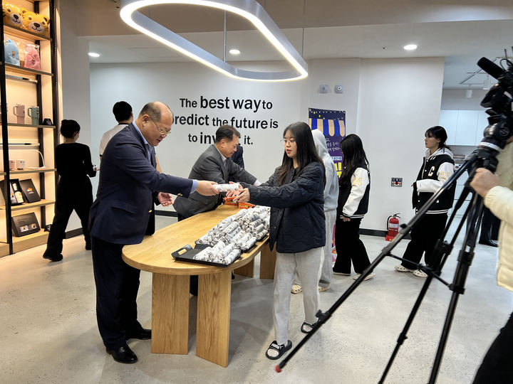 박용석 충북보건과학대 총장(왼쪽)이 재학생에게 야식을 나눠주고 있다.(사진=충북보과대 제공) *재판매 및 DB 금지