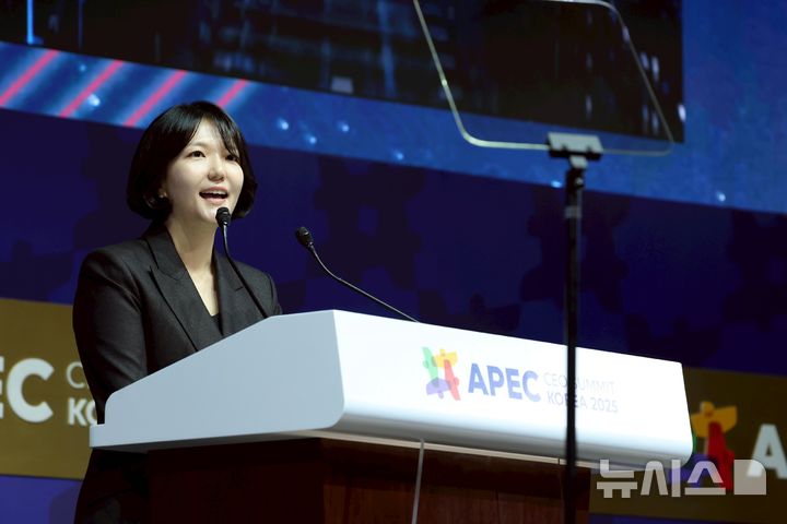 [서울=뉴시스] 최수연 네이버 대표가 29일 오전 경북 경주 예술의전당에서 열린 아시아태평양경제협력체(APEC) 최고경영자(CEO) 서밋에서 발표하고 있다. (사진=네이버 제공)