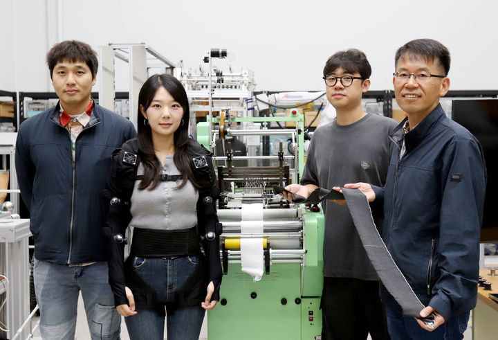 [대전=뉴시스] 기계연구원 박철훈(오른쪽 첫째) 책임연구원 연구팀이 근육옷감을 대량생산할 수 있는 자동직조기를 개발했다. 박 책임연구원 연구팀(사진=기계연구원 제공) *재판매 및 DB 금지