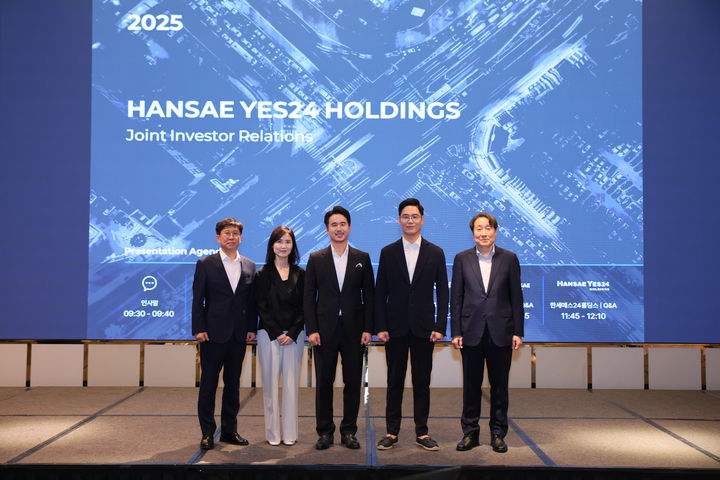 지난달 29일 베트남 호찌민에서 진행한 '2025 글로벌 기업설명회'에서 (왼쪽부터)이욱상 동아출판 대표, 최세라 예스24 대표, 김익환 한세실업 부회장, 김석환 한세예스24홀딩스 부회장, 김판조 한세모빌리티 부사장이 기념촬영을 하고 있다.(사진=한세예스24홀딩스 제공) *재판매 및 DB 금지