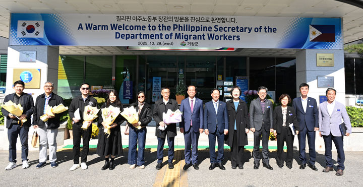 [거창=뉴시스]경주 APEC 필리핀 대표단이 29일 경남 거창군을 방문했다.(사진=거창군 제공).2025.10.29.photo@newsis.com *재판매 및 DB 금지