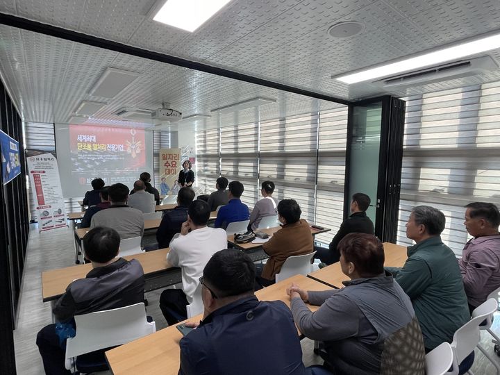[양산=뉴시스] 양산지청이 밀양시 금속열처리 전문기업 삼흥열처리를 대상으로 일자리 수요데이 2차 채용행사를 하고 있다. (사진=양산시 제공) 2025.10.29. photo@newsis.com *재판매 및 DB 금지