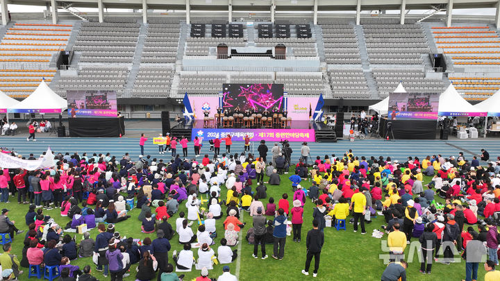 [성남=뉴시스]지난해 10월 성남종합운동장에서 열린 중원한마당 축제(사진=성남시 제공) 2025.10.29.photo@newsis.com