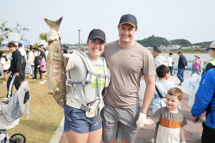 [양양==뉴시스] 양양연어축제 연어맨손잡기 체험 행사에 참여한 외국인 가족이 연어를 잡고 즐거워 하고 있다.(사진=양양군 제공)photo@newsis.com *재판매 및 DB 금지