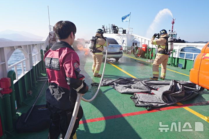 "전기차 화재대응"…남해해양경찰청, 합동 수난대비훈련