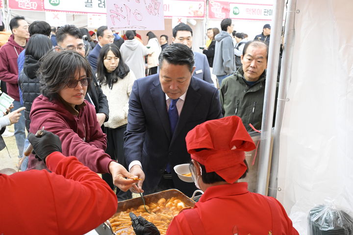 [순창=뉴시스] 지난해 열렸던 순창군의 '코리아 떡볶이 페스타', 방문객이 주문한 떡볶이를 최영일 군수가 그릇에 담고 있다. *재판매 및 DB 금지