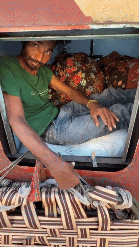 [뉴시스]인도에서 기차가 귀성객으로 붐비자 한 남성이 화장실을 침실처럼 개조해 사용하는 모습.(사진=mr.vishal_sharma_ 인스타그램)2025.10.28. *재판매 및 DB 금지