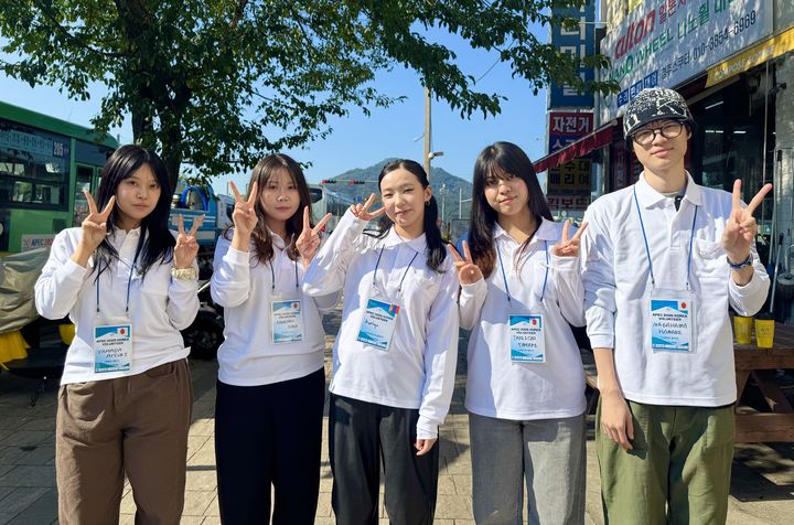 [경주=뉴시스] 정재익 기자 = 아시아태평양경제협력체(APEC) 정상회의 주간이 진행 중인 29일 경주시 노서동 시외버스터미널 일대에서 대구대학교 외국인 자원봉사자들이 사진 촬영에 포즈를 취하고 있다. 2025.10.29. jjikk@newsis.com *재판매 및 DB 금지