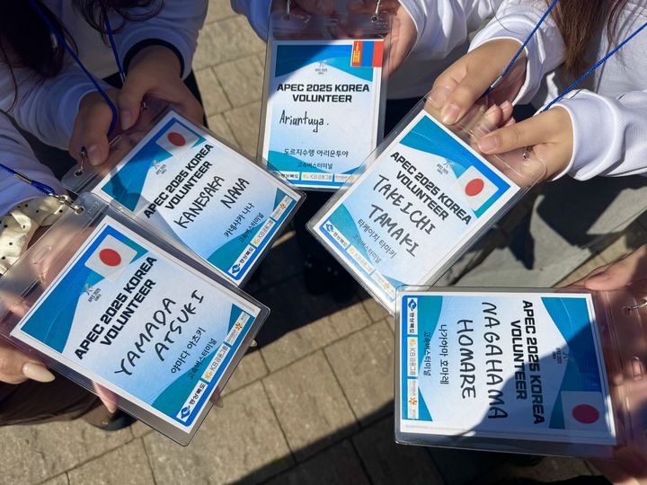 [경주=뉴시스] 정재익 기자 = 아시아태평양경제협력체(APEC) 정상회의 주간이 진행 중인 29일 경주시 노서동 시외버스터미널 일대에서 대구대학교 외국인 자원봉사자들이 각자의 이름이 적힌 자원봉사자 인증 비표를 모으고 있다. 2025.10.29. jjikk@newsis.com *재판매 및 DB 금지