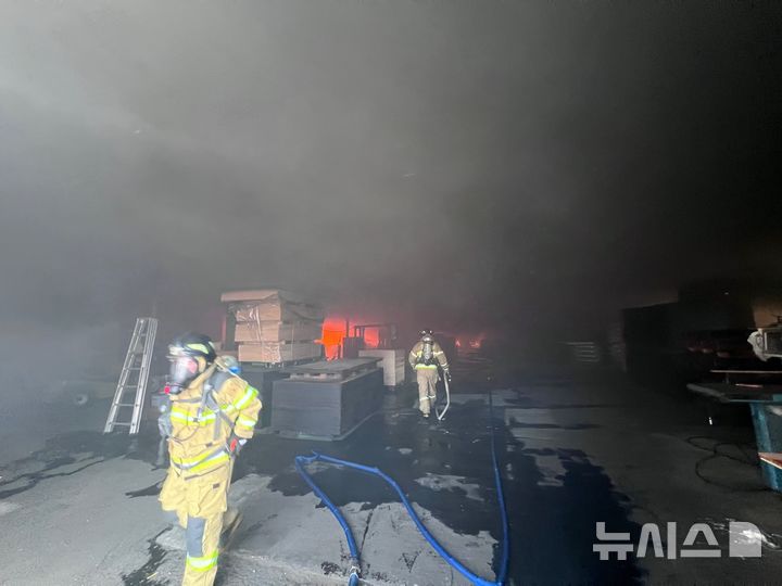 [나주=뉴시스] 29일 오후 2시38분께 전남 나주시 남평읍 한 목자재 제조 공장에서 불이 나 소방 당국이 진화 작업을 벌이고 있다. (사진 = 전남 나주소방서 제공) 2025.10.29. photo@newsis.com