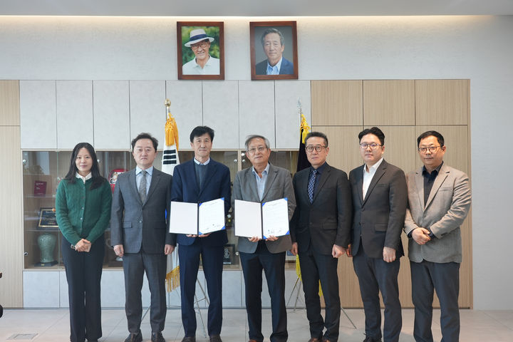 [울산=뉴시스] 구미현 기자 =울산과학대학교는 울산시 수의사회와 반려동물 전문 인력 양성을 위한 업무 협약으을 체결했다. (사진=울산과학대 제공) photo@newsis.com *재판매 및 DB 금지