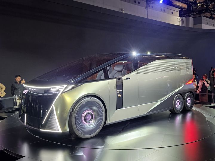 [도쿄=뉴시스] 박현준 기자 = 29일(현지시간) 일본 도쿄 빅 사이트에서 열린 '재팬 모빌리티쇼 2025'에 렉서스 LS 콘셉트 차량이 공개되고 있다. 2025.10.29. parkhj@newsis.com *재판매 및 DB 금지