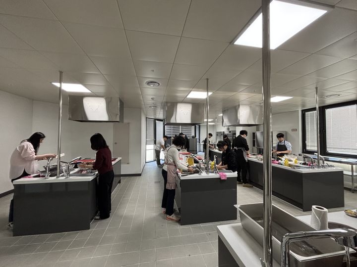 [밀양=뉴시스] 영양관리 요리실습 프로그램 청년 1인 가구 참가자들이 조리 실습을 하고 있다. (사진= 밀양시 제공) 2025.10.29. photo@newsis.com *재판매 및 DB 금지