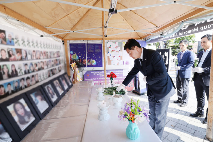 김관영 전북특별자치도지사가 29일 이태원 참사 발생 3주기를 맞아 전주 풍남문광장에 마련된 '이태원 참사 희생자 추모 분향소'를 찾아 헌화와 묵념을 올리며 희생자들을 추모했다. *재판매 및 DB 금지
