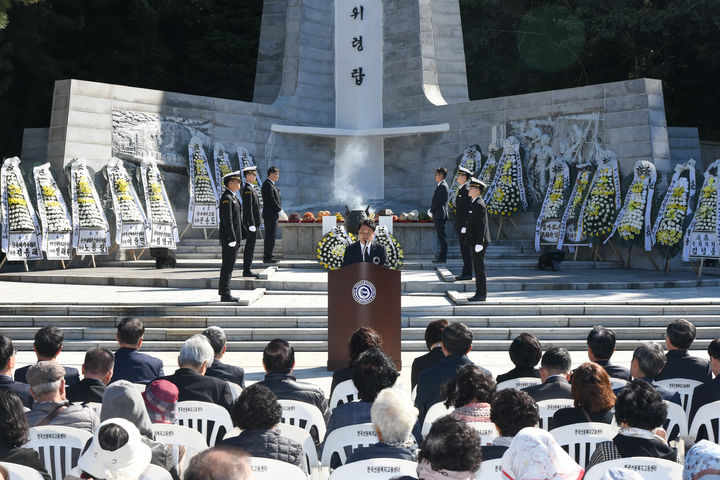 [부산=뉴시스] 전국해상선원노동조합연맹은 29일 오전 부산 영도구 태종대공원 입구에 위치한 순직선원위령탑에서 제47회 순직선원 위패봉안 및 합동위령제를 개최했다고 밝혔다. (사진=선원노련 제공) 2025.10.29. photo@newsis.com *재판매 및 DB 금지