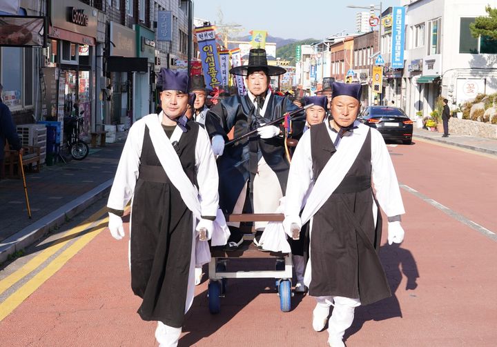 [청송=뉴시스] '제19회 청송사과축제'에서 '청송도호부 퍼레이드'가 진행되고 있다. (사진=청송군 제공) 2025.10.29. photo@newsis.com *재판매 및 DB 금지