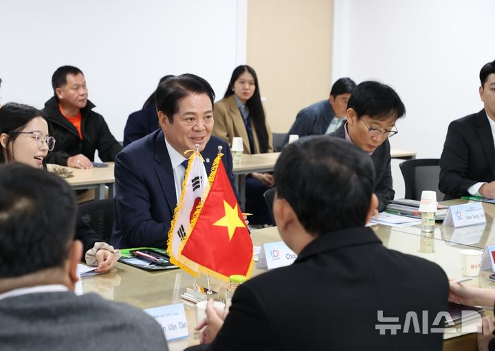 [안양=뉴시스] 최대호 안양시장(왼쪽 두 번째)이 꽝응 어이 베트남 빈롱성 인민위원회 위원장과 환담하고 있다. (사진=안양시 제공).2025.10.29.photo@newsis.com