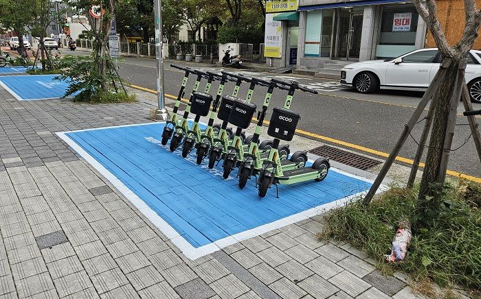 [부산=뉴시스] 금정구가 추가로 마련한 개인형 이동장치 주차구역. (사진=금정구 제공) 2025.10.29. photo@newsis.com *재판매 및 DB 금지