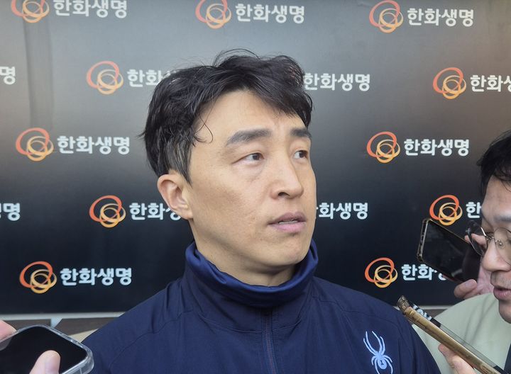 [대전=뉴시스] 문채현 기자 = 프로야구 한화 이글스 손아섭이 29일 대전 한화생명볼파크에서 열리는 2025 신한 쏠뱅크 KBO 포스트시즌 한국시리즈(KS·7전4선승제) 3차전 LG 트윈스와의 홈 경기를 앞두고 취재진과 인터뷰를 하고 있다. 2025.10.29. dal@newsis.com *재판매 및 DB 금지