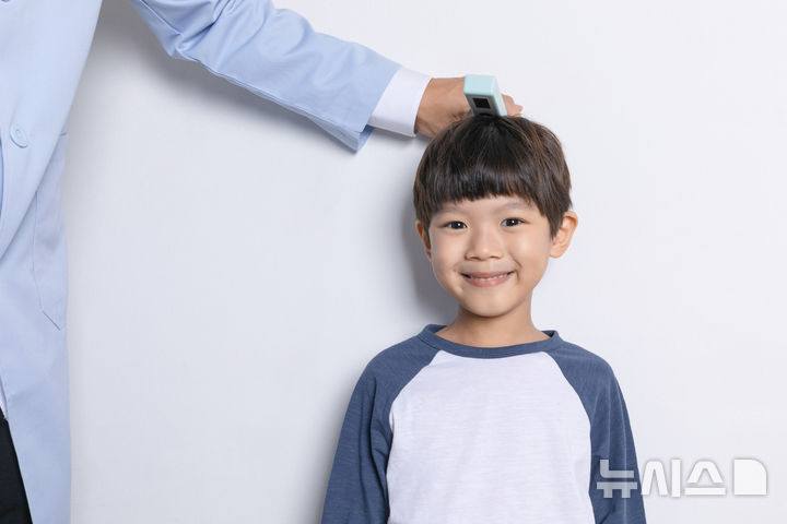 [서울=뉴시스] 의료계에 따르면 비염을 앓는 소아는 그렇지 않은 아이들에 비해 신장 성장 속도가 낮게 나타나는 경우가 많다. (사진= 유토 이미지 제공. 기사와 관련이 없습니다.) 