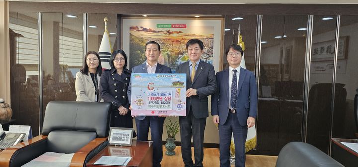 [대구=뉴시스] 대구지방변호사회 저스티스봉사단은 사랑나눔후원금으로 남구 저소득층 후원을 위해 전기요 182개(1000만원)를 전달했다. (사진 = 대구지방변호사회 제공) 2025.10.29. photo@newsis.com *재판매 및 DB 금지