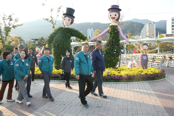 [창원=뉴시스] 강경국 기자 = 장금용 경남 창원시장 권한대행과 소방·(해양)경찰, 한국전력공사, 한국전기안전공사, 한국가스안전공사, 건축사회 등 유관기관 관계자들이 제25회 마산가고파국화축제 행사장에 대한 합동 안전점검을 실시하고 있다. (사진=창원시청 제공). 2025.10.29. photo@newsis.com *재판매 및 DB 금지