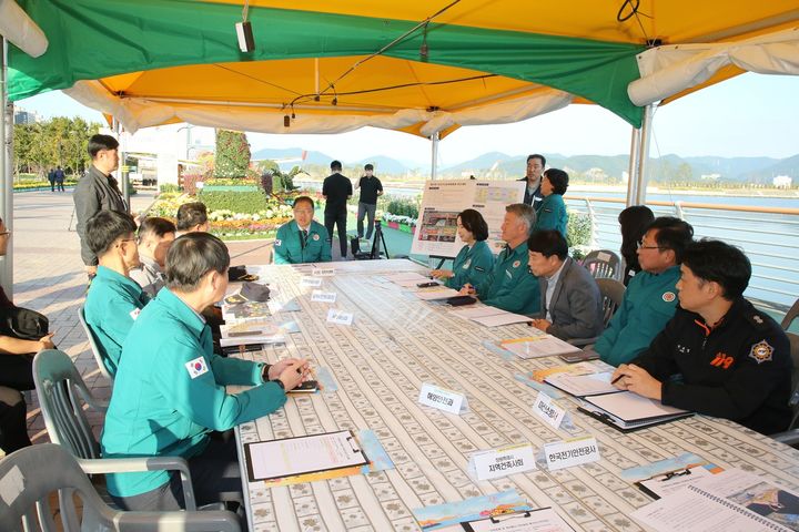 [창원=뉴시스] 강경국 기자 = 장금용 경남 창원시장 권한대행과 소방·(해양)경찰, 한국전력공사, 한국전기안전공사, 한국가스안전공사, 건축사회 등 유관기관 관계자들이 제25회 마산가고파국화축제 행사장에 대한 합동 안전점검을 실시하고 있다. (사진=창원시청 제공). 2025.10.29. photo@newsis.com *재판매 및 DB 금지