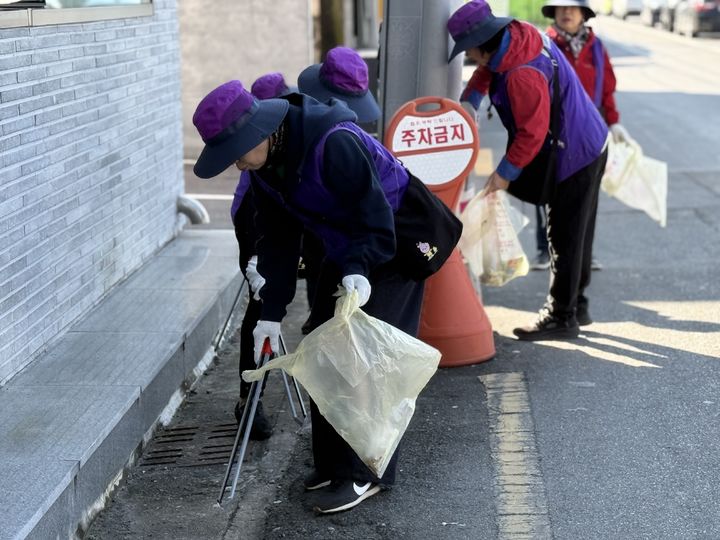 [경주=뉴시스] 안병철 기자 = 아시아태평양경제협력체(APEC) 주간이 진행 중인 29일 경주시 노서동 시외버스터미널 일대에서 경주시종합자원봉사센터 소속 '초록옹달샘' 회원들이 환경 정비를 하고 있다. 2025.10.29. abc1571@newsis.com *재판매 및 DB 금지