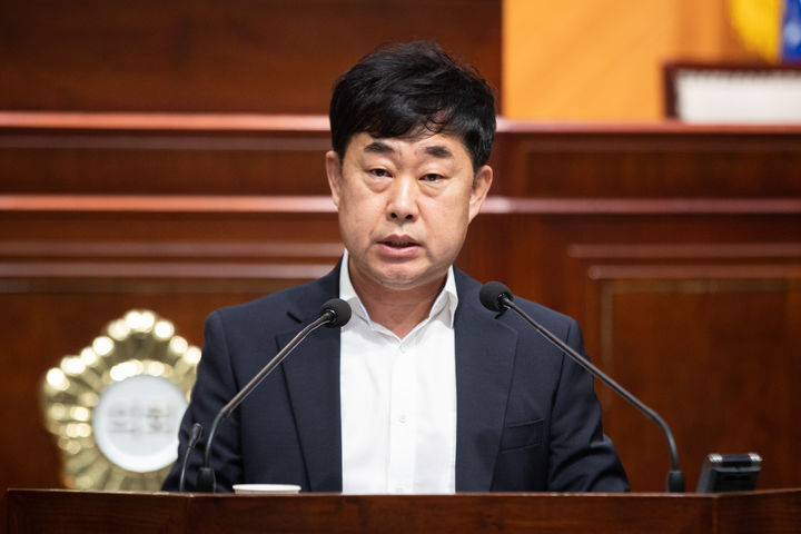 군산시의회 박광일 의원이 건의안을 대표 발의하고 있다. (사진=시의회 제공) *재판매 및 DB 금지