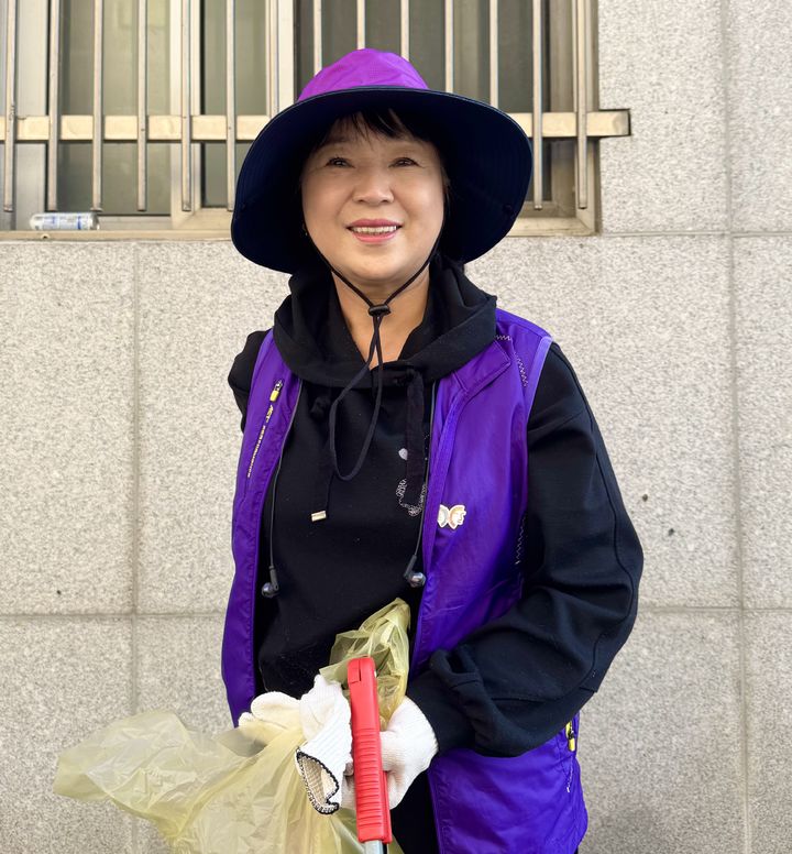 [경주=뉴시스] 정재익 기자 = 아시아태평양경제협력체(APEC) 주간이 진행 중인 29일 경주시 노서동 시외버스터미널 일대에서 경주시종합자원봉사센터 소속 '초록옹달샘'의 한 회원이 사진 촬영에 포즈를 취하고 있다. 2025.10.29. jjikk@newsis.com *재판매 및 DB 금지