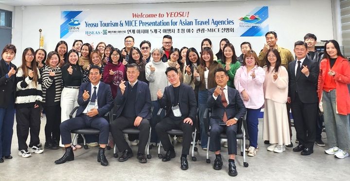 [여수=뉴시스] 전남 여수시가 아시아권 5개국 여행사 대표 등 30여명을 초청해 팸투어를 하고 있다. 2025.10.29. photo@newsis.com *재판매 및 DB 금지