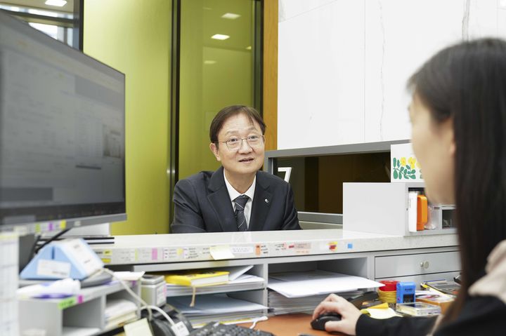 이찬진 금융감독원장이 29일 오후 KB증권 여의도 영업부금융센터를 방문해 상장지수펀드(ETF) 상품에 가입했다. (사진=KB증권 제공) *재판매 및 DB 금지