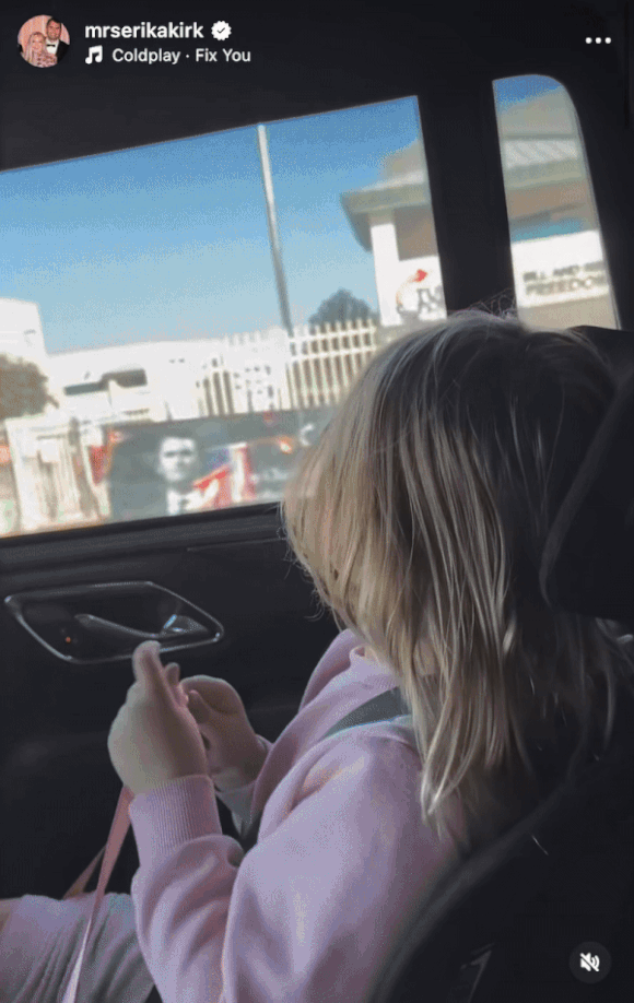 [뉴시스] 지난 9월 총격으로 숨진 미국의 보수주의 운동가 찰리 커크의 딸이 아빠의 사진을 보고 기뻐하는 영상이 SNS에서 화제가 됐다. (사진=프리프레스저널) 2025.10.28&nbsp; *재판매 및 DB 금지 *재판매 및 DB 금지