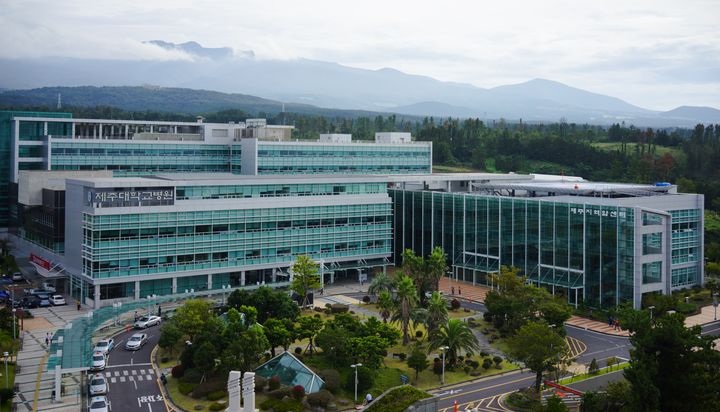 [서울=뉴시스] 동아에스티는 제주대학교병원에 원격 환자 모니터링 플랫폼 '하이카디'(HiCardi) 122대를 추가 공급한다고 29일 밝혔다. 사진은 제주대학교병원 전경. (사진=동아에스티 제공) 2025.10.29. photo@newsis.com