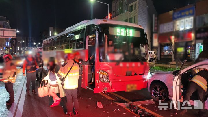 [제주=뉴시스] 29일 오후 제주시 삼도동에서 만차버스와 SUV가 충돌해 경찰과 소방당국이 수습에 나서고 있다. (사진=제주소방안전본부 제공) 2025.10.29. photo@newsis.com