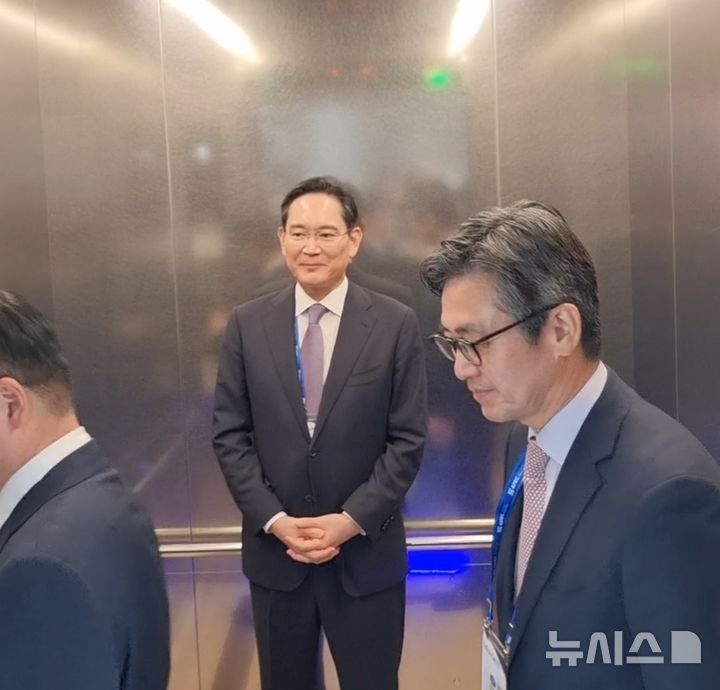 [경주=뉴시스]이지용 기자 = 이재용 삼성전자 회장이 29일 오후 경북 경주 예술의전당에서 열린 한미 비즈니스 라운드 테이블 리셉션을 마친 뒤 밖으로 향하고 있다. 2025.10.29. leejy5223@newsis.com