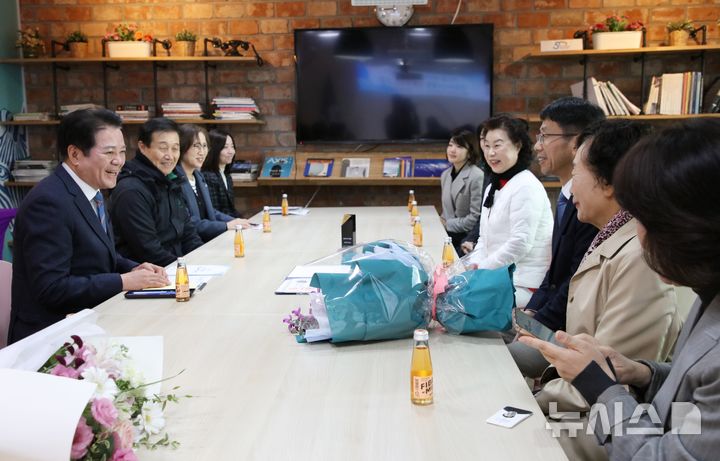 [안양=뉴시스] 안양시니어클럽이 범죄예방 대상 시상식에서 대통령 표창을 받은 가운데 최대호 안양시장(사진 왼쪽 첫번째)이 수상을 축하며, 시니어클럽 임직원들과 이야기를 나누고 있다. (사진=안양시 제공).2025.10.30.photo@newsis.com