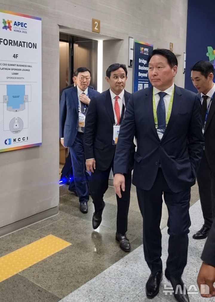 [경주=뉴시스]이지용 기자 = 최태원 SK그룹 회장이 29일 오후 경북 경주 예술의전당에서 열린 한미 비즈니스 라운드 테이블 리셉션에 참석하기 위해 들어서고 있다. 2025.10.29. leejy5223@newsis.com