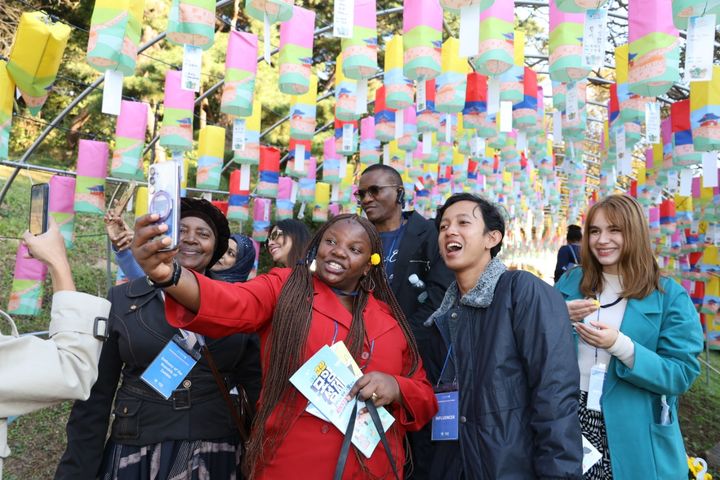[고창=뉴시스] 29일 개막한 '제52회 고창 모양성제' 축제 첫날 초청을 받은 외국인 인플루언서들이 현장을 방문해 축제를 즐기고 있다. (사진=고창군 제공) 2025.10.29. photo@newsis.com *재판매 및 DB 금지