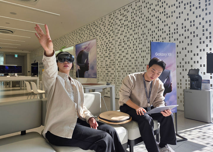 [서울=뉴시스] 삼성전자는 지난 22일 출시한 헤드셋 형태의 모바일 기기 '갤럭시 XR'이 뜨거운 관심을 받고 있다고 29일 밝혔다. 삼성전자는 전국 7개 삼성스토어(강남·홍대·더현대서울·신세계 대전·신세계 대구·신세계 센텀시티·광주 상무)에서 '갤럭시 XR' 체험존을 운영하고 있다. 삼성스토어 홍대는 11월 5일까지, 삼성 강남과 더현대 서울의 체험존은 11월 8일까지의 예약이 마감됐다. 사진은 삼성스토어 홍대에서 헤드셋 형태의 모바일 기기 '갤럭시 XR'을 체험하는 모습. (사진=삼성전자 제공) 2025.10.29. photo@newsis.com *재판매 및 DB 금지
