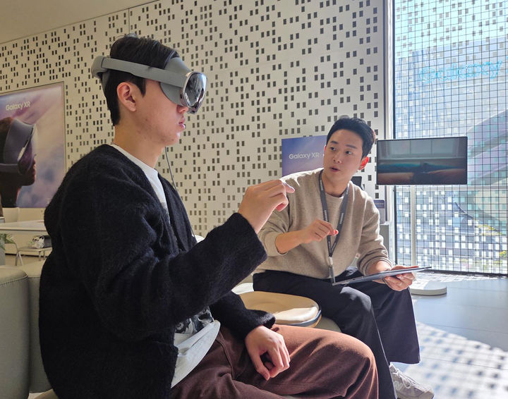 [서울=뉴시스] 삼성전자는 지난 22일 출시한 헤드셋 형태의 모바일 기기 '갤럭시 XR'이 뜨거운 관심을 받고 있다고 29일 밝혔다.삼성전자는 전국 7개 삼성스토어(강남·홍대·더현대서울·신세계 대전·신세계 대구·신세계 센텀시티·광주 상무)에서 '갤럭시 XR' 체험존을 운영하고 있다. 삼성스토어 홍대는 11월 5일까지, 삼성 강남과 더현대 서울의 체험존은 11월 8일까지의 예약이 마감됐다. 사진은 삼성스토어 홍대에서 헤드셋 형태의 모바일 기기 '갤럭시 XR'을 체험하는 모습. (사진=삼성전자 제공) 2025.10.29. photo@newsis.com *재판매 및 DB 금지