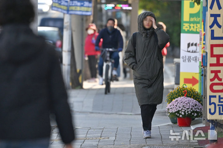 [광주=뉴시스] 이영주 기자 = 광주·전남에서 영하권 최저기온이 기록된 29일 오전 광주 북구 운암동 거리에서 한 시민이 추위를 피하기 위해 롱패딩을 입은 채 길을 걷고 있다. 이날 광주·전남지역 아침 최저기온은 화순 백아 영하 1.8도, 순천 황전·장흥 유치 영하 1도, 보성 영하 0.9도, 강진 성전 영하 0.3도, 곡성 영하 0.2도 등으로 나타났다. 2025.10.29. leeyj2578@newsis.com
