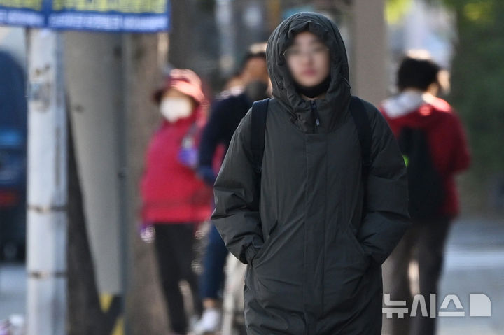 [광주=뉴시스] 이영주 기자 = 광주·전남에서 영하권 최저기온이 기록된 29일 오전 광주 북구 운암동 거리에서 한 시민이 추위를 피하기 위해 롱패딩을 입은 채 길을 걷고 있다. 이날 광주·전남지역 아침 최저기온은 화순 백아 영하 1.8도, 순천 황전·장흥 유치 영하 1도, 보성 영하 0.9도, 강진 성전 영하 0.3도, 곡성 영하 0.2도 등으로 나타났다. 2025.10.29. leeyj2578@newsis.com