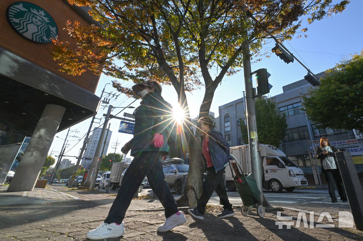 [광주=뉴시스] 이영주 기자 = 광주·전남에서 영하권 최저기온이 기록된 29일 오전 광주 북구 운암동 거리에서 시민들이 마스크와 장갑으로 중무장한 채 발걸음을 옮기고 있다. 이날 광주·전남지역 아침 최저기온은 화순 백아 영하 1.8도, 순천 황전·장흥 유치 영하 1도, 보성 영하 0.9도, 강진 성전 영하 0.3도, 곡성 영하 0.2도 등으로 나타났다. 2025.10.29. leeyj2578@newsis.com